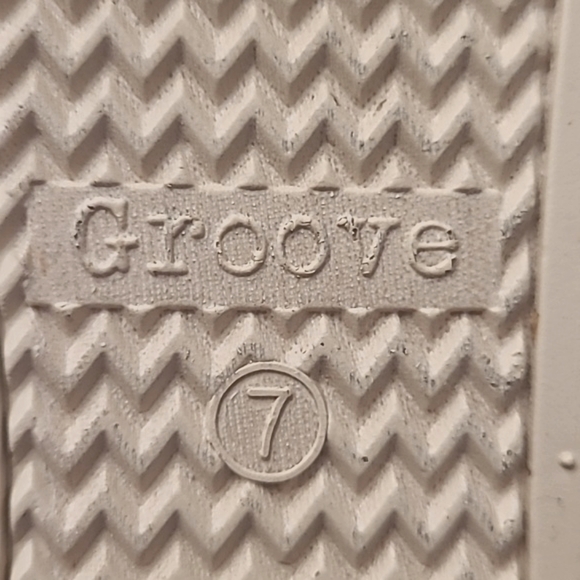 Groove Women's 7 Camo Slip-on Sneakers - Picture 12 of 14